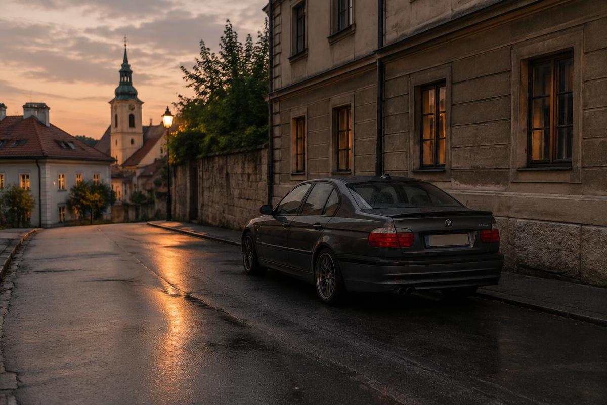 Temen avtomobil na mokri ulici ob sončnem zahodu